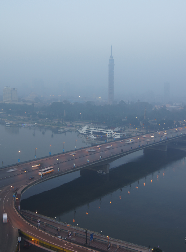 나일강변의 새벽. 게지라 섬에 카이로 타워가 솟아있다.