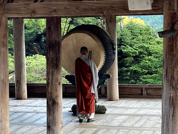 봉정사 법고. 네 발 달린 짐승들을 구원하고 해탈하라고 친다.