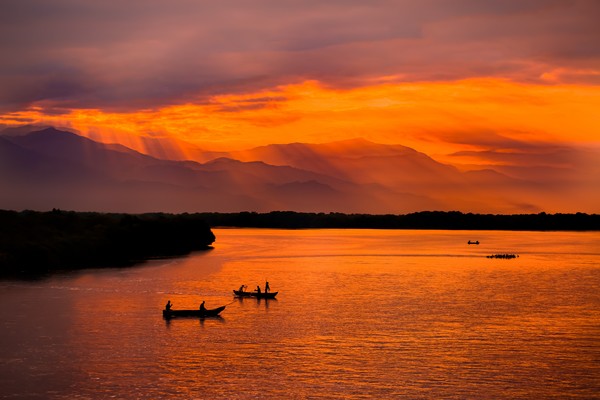 richard-brunsveld-Fishermen near Santa Marta, Colombia with the Sierra Nevada mountains in the distance.