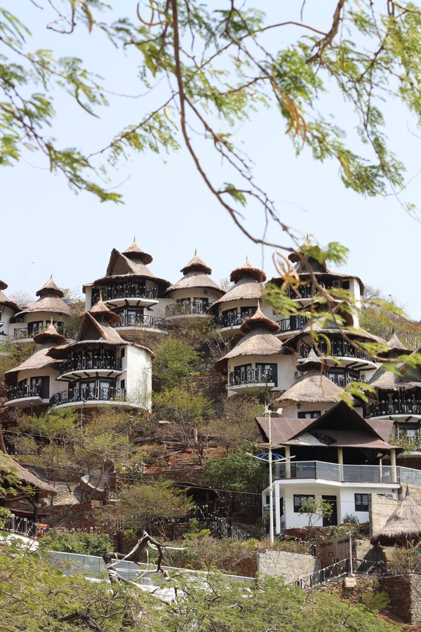lisa-simenz-vera-mountain with cabins in santa marta