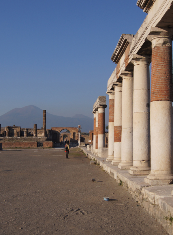 폼페이의 중심광장 포룸. 멀리 베수비오 화산이 보인다.
