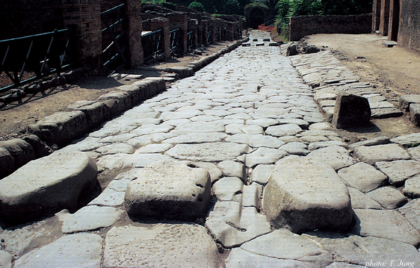 ​마차바퀴 자국이 보이는 포장된 길​