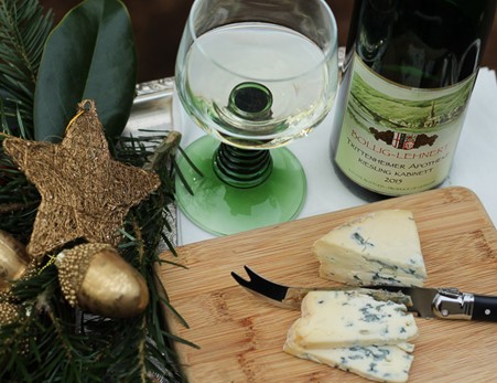 Riesling wine with gorgonzola cheese (alwaysravenous.com)