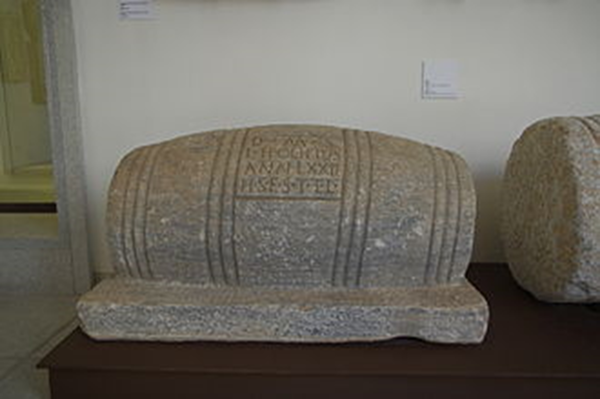 Roman tombstone of Lucius Iulius Polibius, a 3rd century winemaker, carved in the shape of a wooden wine barrel. Alentejo Region, southern Portugal. Photo credits Darwin, www.flickr.com via Wikimedia Commons.