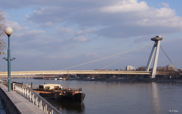 날렵한 디자인의 ‘UFO 다리’