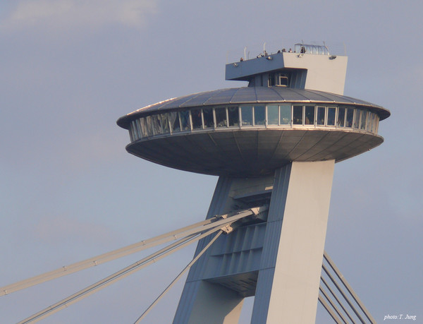 주탑 위에 설치된 UFO 레스토랑과 전망 테라스