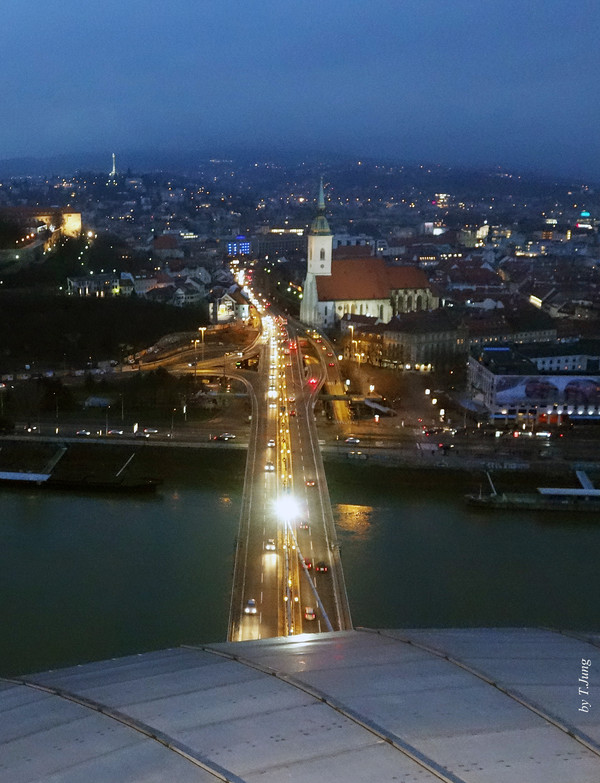 ‘UFO 다리’ 전망대 테라스에서 내려다 본 도나우 강과 브라티슬라바 구시가지