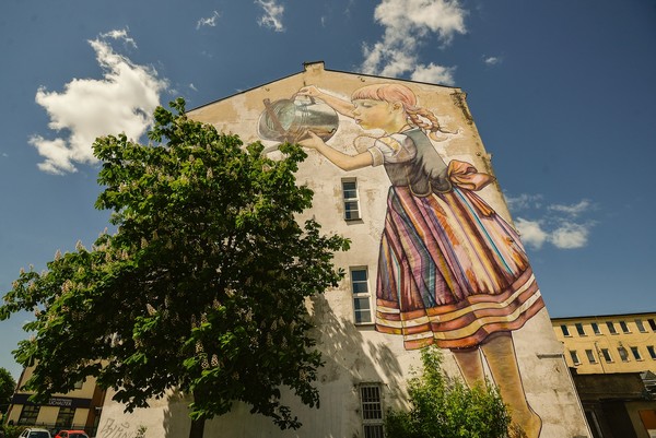 Mural - Dziewczynka z konewką