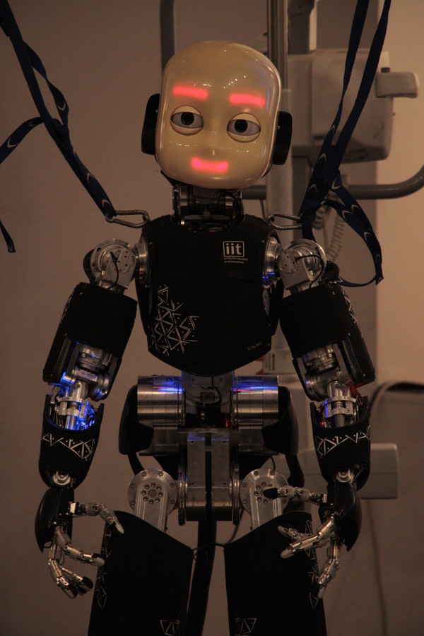 ICub,_il_robot_androide_wikimedia