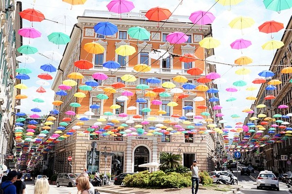 Umbrellas_in_the_streets_of_Genoa,_Italy wikimedia