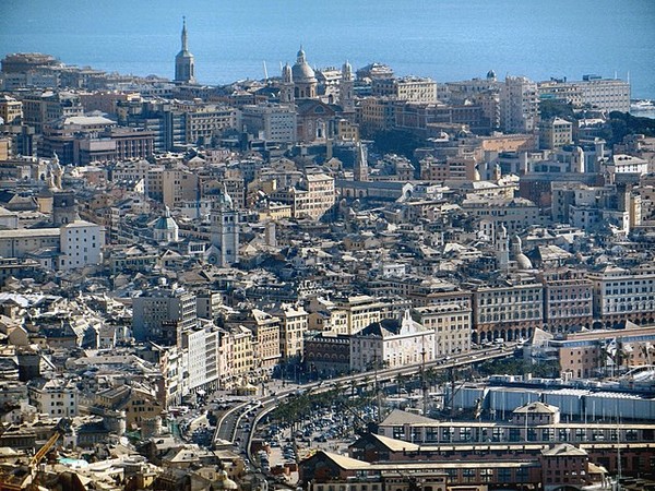Genova_panorama_Molo_Carignano wikimedia
