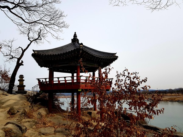 강월헌과 삼층석탑