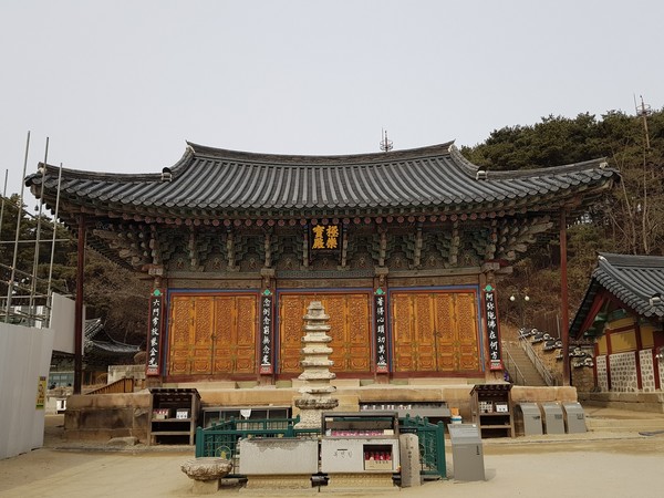 극락보전과 다층석탑