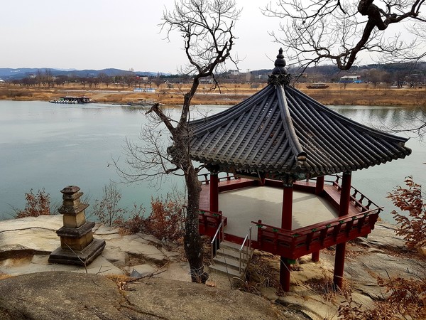 삼층석탑과 강월헌