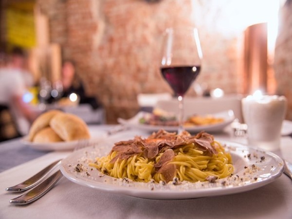 Tagliatelle with truffles and a glass of Barolo. Photo Credit: www.langhe-experience.it