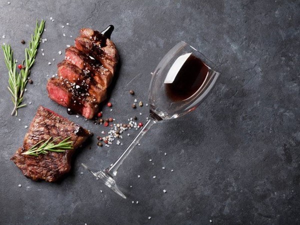Beef tenderloin with pepper and a glass of Barolo. Photo Credit: www.svino.it