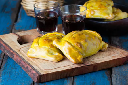 Clos Apalta wine goes well with empanadas. Photo credits: www.civitatis.com