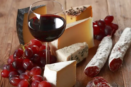 A red wine like Clos Apalta matches with cheeses and salami. Photo credits: www.italiaatavola.net