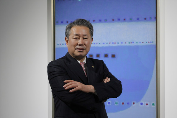 김환기 _아침의 메아리 04-VIII-65_ 작품 앞에 선 석파정서울미술관 안병광 회장