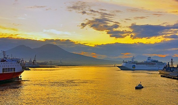 The_harbor_of_Naples_and_Vesuvius_at_dawn._Italy