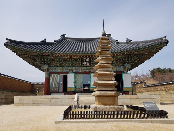 원통보전과 7층석탑 -필수