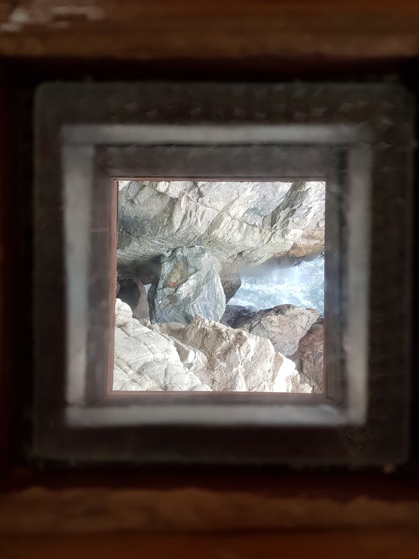 홍련암 바닥에 뚫린 작은 구멍에서 보이는 관음굴로 들이치는 파도