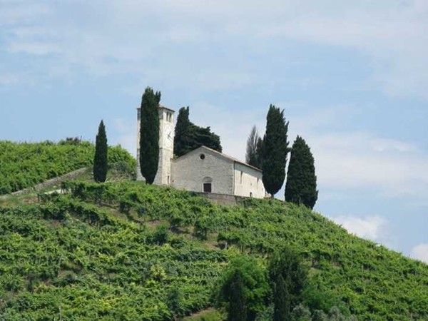 The church of San Vigilio immersed in the Prosecco Hills. Col San Martino. Valdobbiàdene, Treviso, Italy. Photo Credits Mesfet  Magnus Manske. www.wikipedia.it