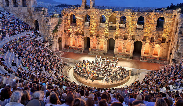 그리스 앞바다와 아테네 시내가 보이는 아크로폴리스 언덕의 오데온 야외극장