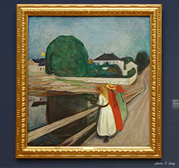 다리 위에 선 소녀들