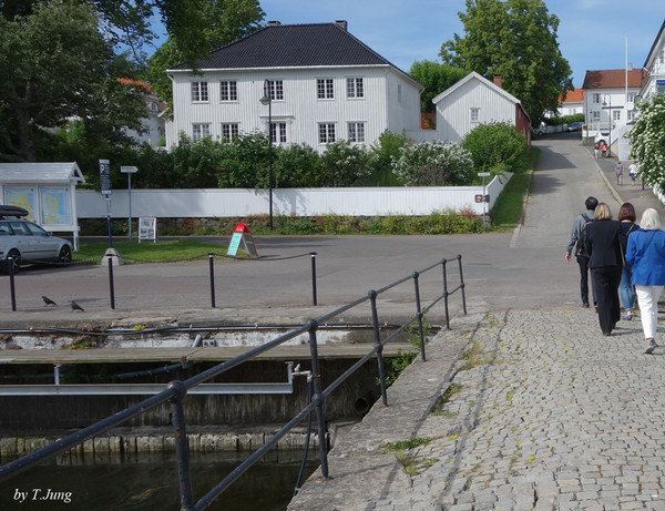 '다리 위에 선 소녀들'의 배경