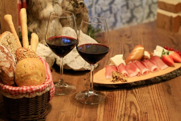 Rioja wine, prosciutto, bread and cheeses. Photo Credits www.scattidigusto.it