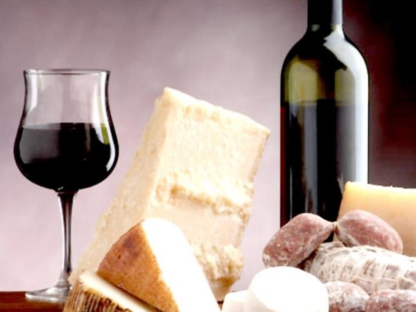 Rioja wine with aged cheeses and pork sausages. Photo Credits www.alimentipedia.it