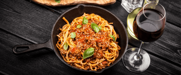 Rioja wine with meat sauce pasta. Photo Credit www.hellotaste.it