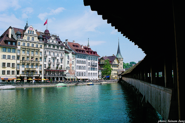 로이스 강의 목조다리 카펠브뤼케와 루체른 시가지