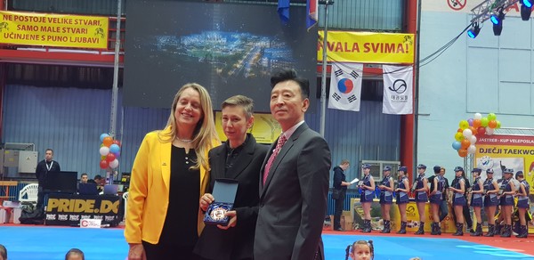 타마라, 마티나 김동찬 한국 대사와 함께