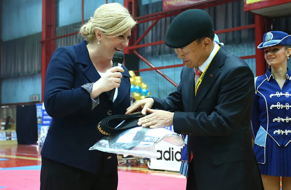 콜린다 그라바르-키타로비치 전 크로아티아 대통령에게 이광배 사범이 명예 9단 증정