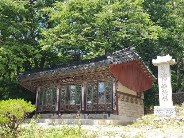 극락전. 유리문 속 문살대에 각종 화초 장식이 화려하다.