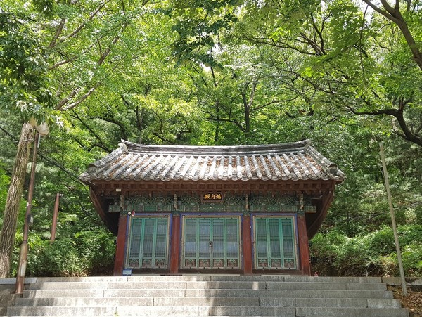 경내 가장 높은 곳의 만월전