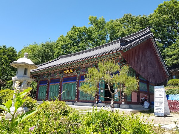 명부전. 편액은 정도전, 주련은 이완용 글씨