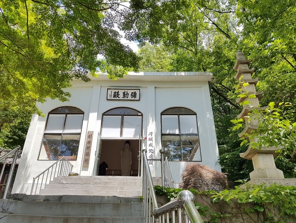 미륵전. 이동인의 영향으로 현대식 건물로 지어 느낌이 생소하다.