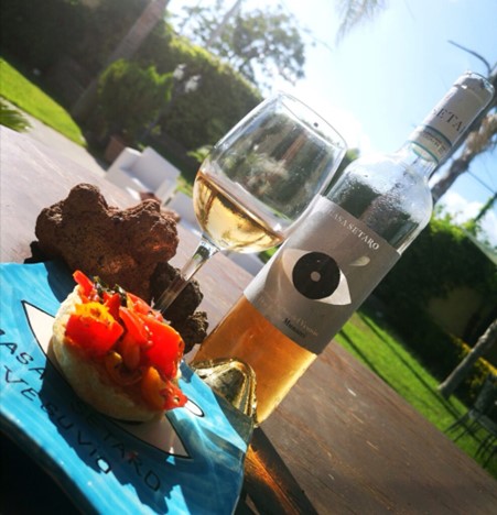 Lacryma Christi white wine and freselle with tomatoes, Italian snack food like bread sticks. Photo Credits: www.vinodabere.it (wine and food blog)