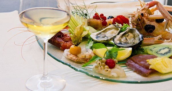 Lacryma Christi white wine with seafood. Photo Credits: www.viniperbacco.com (wine blog)