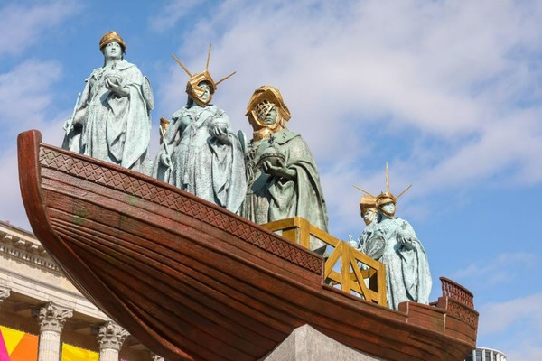 Foreign Exchange by Hew Locke, a temporary public artwork presented by the Birmingham 2022 Festival and commissioned by Ikon. Photo by Shaun Fellows. Courtesy of Birmingham 2022 Festival and Ikon.