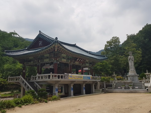 종각과 관음보살석상