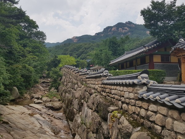 조선시대 역사가 깃든 회룡사 담장