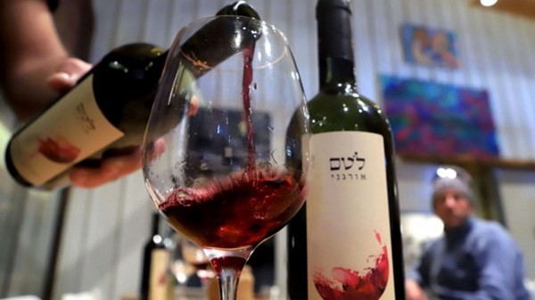 A glass of red Israeli wine. Photo Credits: www.jamesmagazine.it