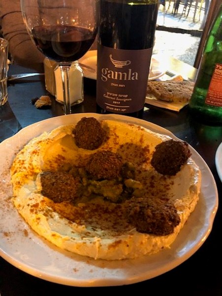 Hummus-seasoned falafel paired with a Cabernet Sauvignon from Gamla Winery. Photo Credits: www.wineprincess.it