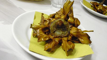 Carciofi alla Giudìa (Jewish-style artichokes), among the best-known dishes of the Roman-Jewish cuisine. Very good paired with a dry white wine, as a Gewurztraminer or a Falanghina. Photo Credits: www.wikipedia.org