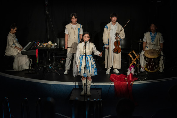 여섯거리 c. David Monteith-Hodge