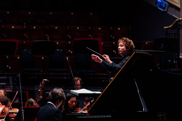 필하모니아 오케스트라&조성진 c. Ryan Buchanan